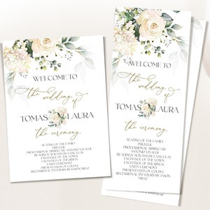 Op de afbeelding: Trouwceremonieprogramma's met bloemen- en groenaccenten. De programma's tonen de tekst "Welkom bij de bruiloft van Tomas & Laura" in elegant schrift. De ceremoniedetails staan hieronder.