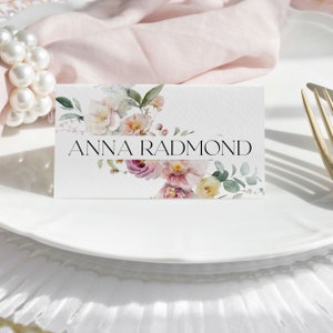Plantilla para tarjeta de lugar con flores en flor / Tarjeta para nombre de mesa con flores en rosa empolvado / Tarjeta para asiento imprimible con tema de primavera / Tarjeta para mesa plegada en color albaricoque / Tarjeta Avery