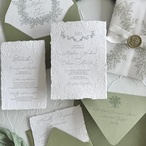 Präglade bröllopsinbjudningar med vildblommor, handgjort bomullspapper med dekorerad kant, blommigt salviagrönt kuvert