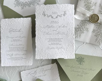 Invitaciones de boda con relieve de flores silvestres, papel de algodón hecho a mano con bordes irregulares, sobre floral verde salvia.