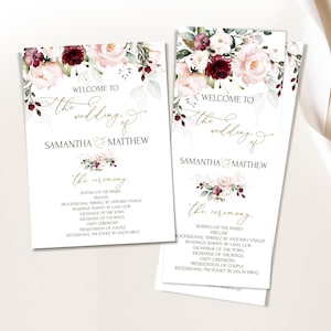 Puede incluir: Programa de ceremonia de boda con un diseño floral con flores de color burdeos y rosas. El programa enumera el orden de los eventos de la ceremonia, incluyendo la colocación de la familia, la procesión, las lecturas, el intercambio de votos, el intercambio de anillos, la ceremonia de unidad, la presentación de la pareja y la salida. El texto "Bienvenido a la boda de Samantha y Matthew" está en la parte superior del programa.