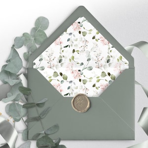 Op de afbeelding: Een saliegroene envelop met een voering met bloemenpatroon. De envelop heeft een zegel van was met een bloemenontwerp.