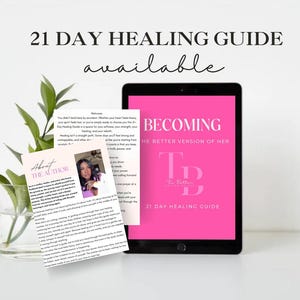 以下が含まれることがあります： 「BECOMING THE BETTER VERSION OF HER」と「21 DAY HEALING GUIDE」という言葉が書かれたピンク色の画面が表示されているデジタルタブレット。印刷されたガイドとガラスの花瓶に入った植物も表示されています。「21 DAY HEALING GUIDE available」というテキストが上部にあります。