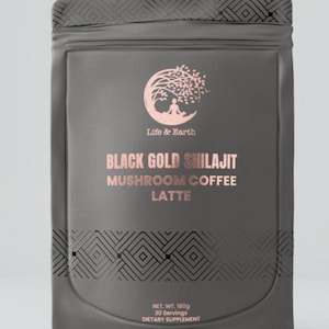 Può includere: Una busta grigio scuro con testo color oro rosa e un motivo geometrico. Il testo recita "Life & Earth" sopra "BLACK GOLD SHILAJIT MUSHROOM COFFEE LATTE". La busta contiene 180g e 30 porzioni di un integratore alimentare.