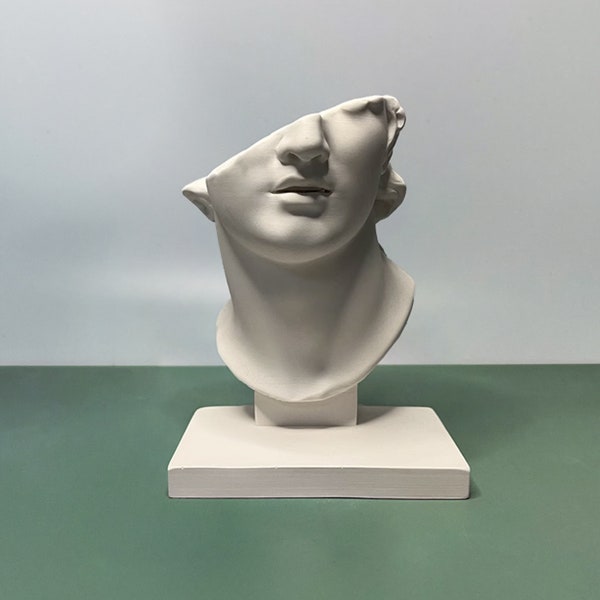 Fragmentarischer kolossaler Kopf einer Jugendstatue, antike Figur, Gipsbüste, kleines Regaldekor, griechische Statuenkunst, Briefbeschwerer, moderne Kunst