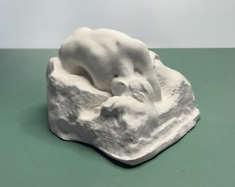 考える人のブロンズ像 – オーギュスト・ロダン彫刻、大理石台座に緑色