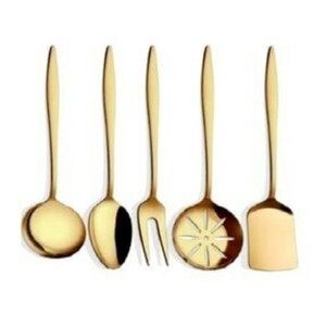 Puede incluir: Conjunto de cinco utensilios de cocina dorados, que incluyen una cuchara ranurada, una cuchara de servir, un tenedor de servir, una espátula ranurada y una espátula sólida.