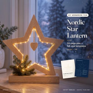 Könnte beinhalten: Eine sternförmige Holzlaterne mit integrierten LED-Lichtern, einem hängenden Holzherz und einem Sockel. Das Design enthält einen kleinen Tannenzweig. Der Text lautet: DIY WOODWORKING PLAN Nordic Star Lantern 24-page plan + full-size templates INCHES + MM.