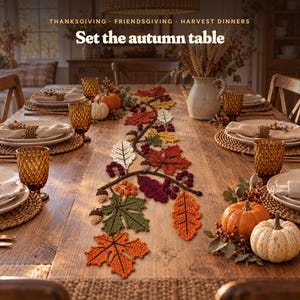 Puede incluir: Un camino de mesa de ganchillo con un diseño de enredadera y hojas de otoño en tonos naranja, rojo, verde y crema, decorado con pequeñas bellotas y bayas marrones. El texto "THANKSGIVING · FRIENDSGIVING · HARVEST DINNERS Set the autumn table" es visible.