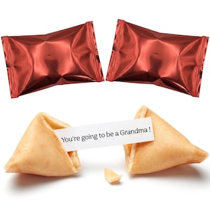 Pu&ograve; includere: Due biscotti della fortuna, uno rotto, con il messaggio "You're going to be a Grandma!". Due caramelle avvolte in carta stagnola rossa sono sopra i biscotti. I biscotti sono marroni dorati.