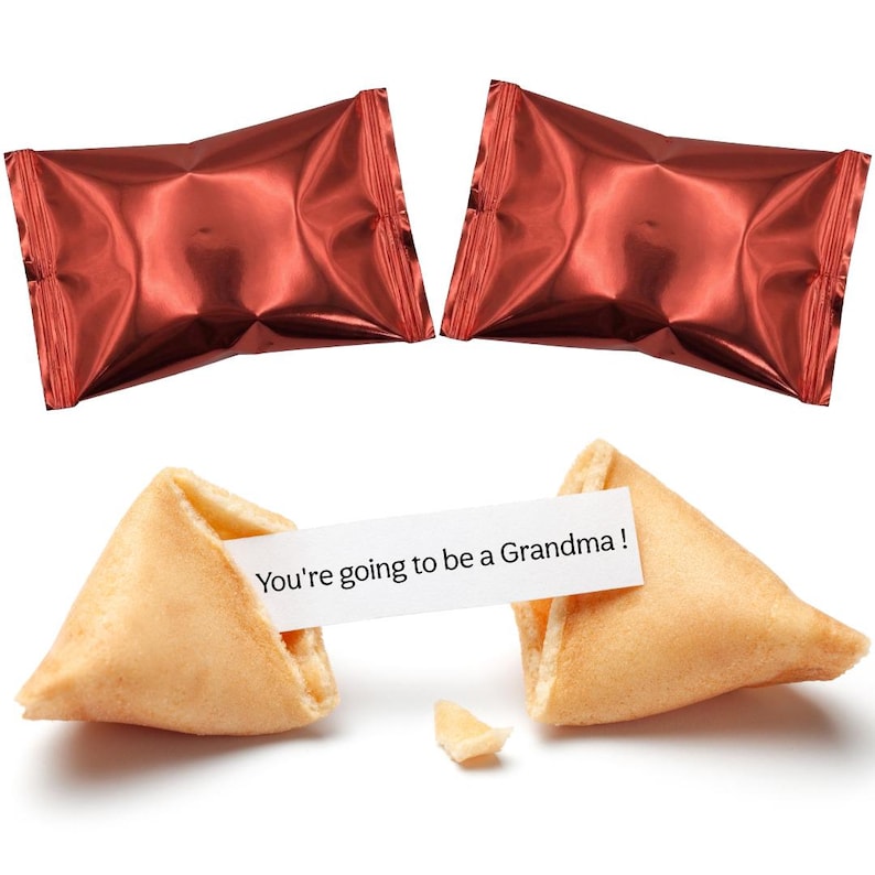 Pu&ograve; includere: Due biscotti della fortuna, uno rotto, con il messaggio "You're going to be a Grandma!". Due caramelle avvolte in carta stagnola rossa sono sopra i biscotti. I biscotti sono marroni dorati.