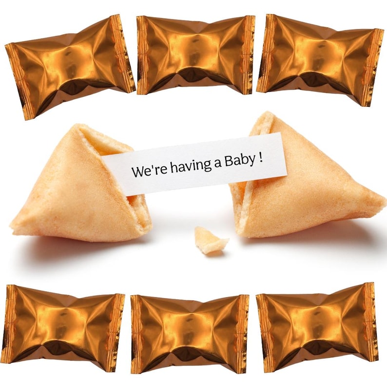 Pu&ograve; includere: Una tazza di ceramica bianca con manico nero e la scritta "But First, Coffee" in nero, in grassetto. La tazza &egrave; appoggiata su una superficie bianca. La tazza &egrave; alta circa 10 cm.