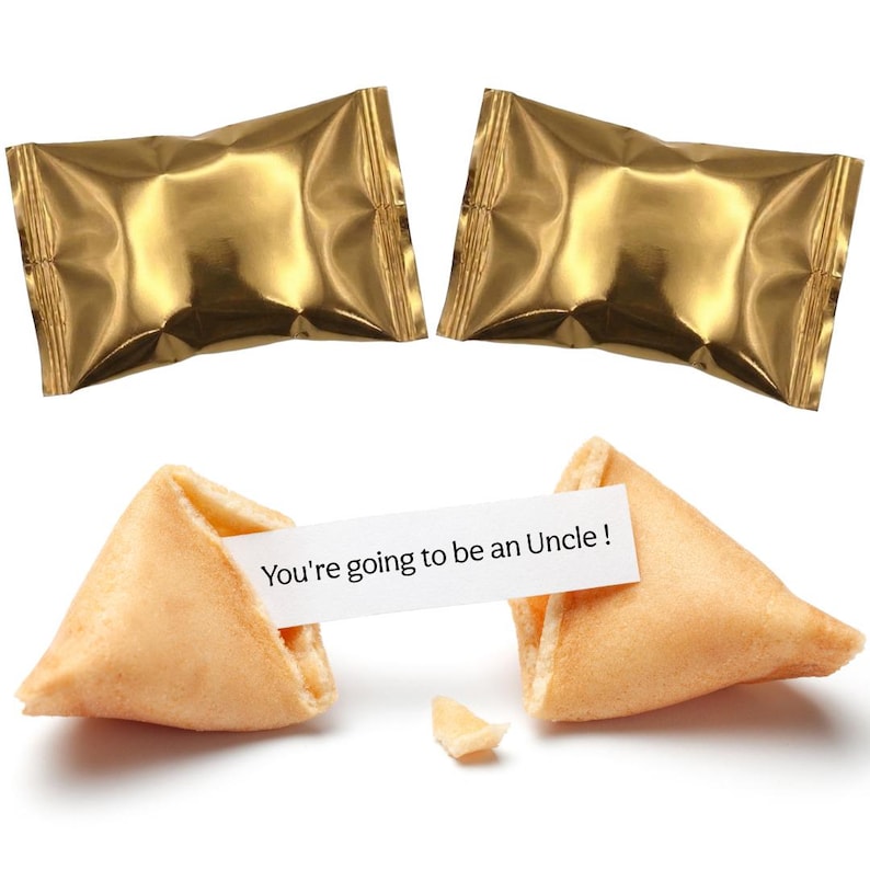 Pu&ograve; includere: Due confezioni dorate avvolte in carta stagnola e due biscotti della fortuna, uno aperto. La fortuna dice: "Diventerai zio!". I biscotti sono marroni chiari, con un pezzetto rotto.