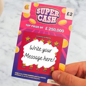 Puede incluir: Una tarjeta de rasca y gana Super Cash rectangular con un fondo rosa y morado e ilustraciones de monedas doradas. La tarjeta muestra el texto Top Prize of £250,000 e incluye una superposición blanca en forma de nube con el texto Write your Message here!