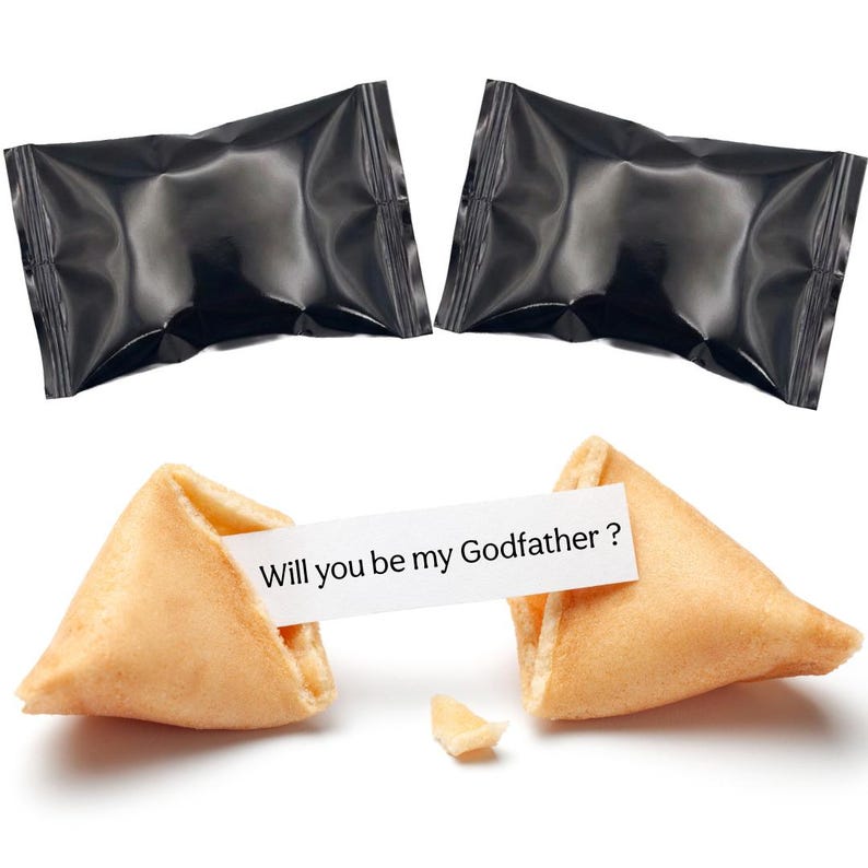 Pu&ograve; includere: Due confezioni nere avvolte in carta stagnola sono sopra due biscotti della fortuna. Un biscotto &egrave; aperto, rivelando un messaggio che dice: "Will you be my Godfather?" L'altro biscotto &egrave; intatto. I biscotti sono marrone chiaro.