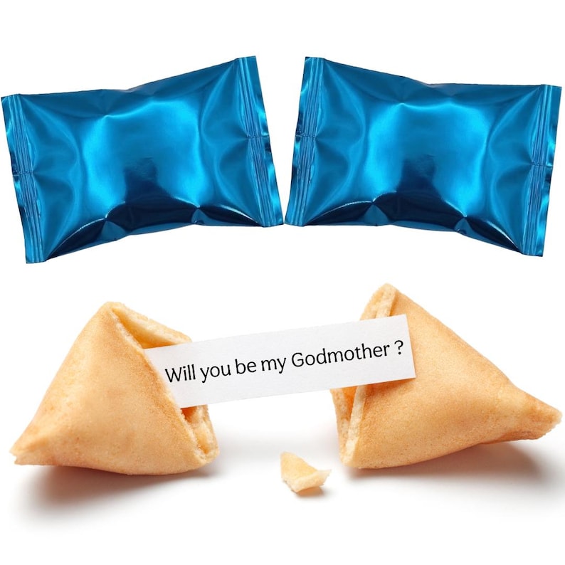 Pu&ograve; includere: Due biscotti della fortuna, uno rotto, con un messaggio che dice "Will you be my Godmother?" Due confezioni blu avvolte in carta stagnola sono sullo sfondo. I biscotti sono marrone dorato.