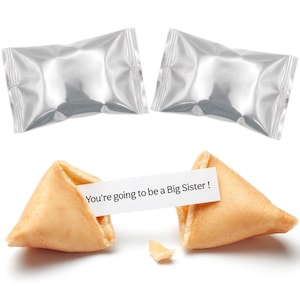 Pu&ograve; includere: Un set di tre tazze in ceramica con finitura opaca e macchiettata. Le tazze sono nei toni del crema, grigio chiaro e grigio scuro. Ogni tazza ha un design semplice e minimalista.