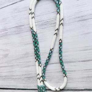Tour de cou de style ethnique - tour de cou tendance - idées cadeaux pour professeur - tour de cou perlage - collier pour carte d'identité - porte badge - cadeaux pour elle -