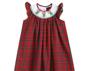 Könnte beinhalten: Rot-grünes kariertes Kleid mit weißem Peter-Pan-Kragen und gestickten Weihnachtsbäumen. Das Kleid hat einen gewellten Saum und Rüschenärmel.