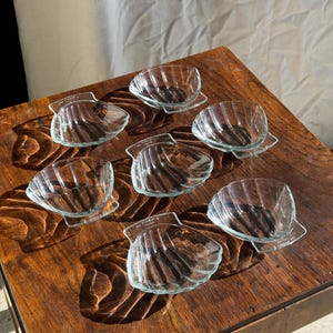 Set of 7 vintage Pyrex glass shell-shaped bowls