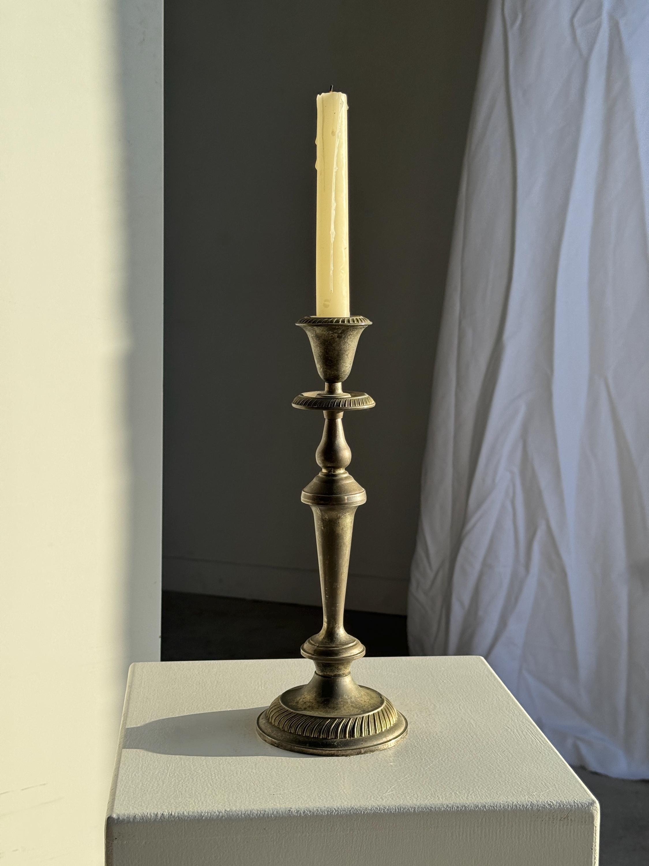 Paire de bougeoirs anciens en bronze d'or français Barbedienne, vers