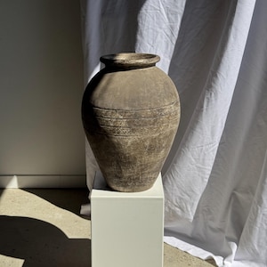 Gran maceta antigua indonesia de color gris con anillos y estrías, H57 D36