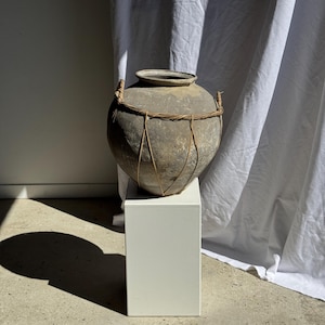 Maceta de terracota gris claro muy grande con asas y travesaños de ratán, H48 D45