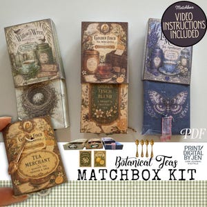 Puede incluir: Un kit de cajas de cerillas de té botánico con tres cajas rectangulares con ilustraciones de estilo vintage de botes de té, pájaros, nidos y mariposas. El kit incluye etiquetas, pequeñas cucharas decorativas y el texto Botanical Teas MATCHBOX KIT.