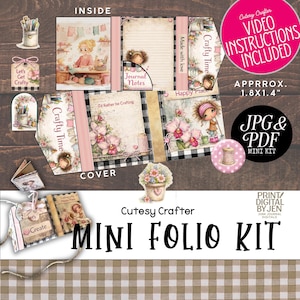 Op de afbeelding: Een digitale mini folio kit met een knutselthema. De kit bevat geïllustreerde pagina's, tags en versieringen met de tekst "Crafty Time", "Journal Notes" en "I'd Rather be Crafting". De kit bevat ook video-instructies. De geschatte grootte is 4,57 x 3,56 cm.