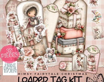 Puede incluir: Un kit de arte digital "Himsey Fairytale Christmas Loaded Tag Kit". La imagen muestra diseños de etiquetas con ilustraciones de cajas de regalo, ciervos y muñecas. El kit incluye 32 piezas, con dimensiones de 21,59 cm x 27,94 cm.