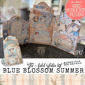 Pode incluir: Um kit de fólio de três dobras intitulado Blue Blossom Summer com papel estampado em azul e creme, etiquetas decorativas e bolsos. O kit inclui elementos de texto como Today, Little Reminder, to do, dream big e be kind, com vídeo incluído.
