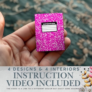 Pode incluir: Um caderno de composição em miniatura com uma capa rosa brilhante e manchas brancas. O livro tem um rótulo em preto e branco que diz "COMPOSITION BOOK". A imagem também inclui o texto "4 DESIGNS & 4 INTERIORS", "INSTRUCTION VIDEO INCLUDED".