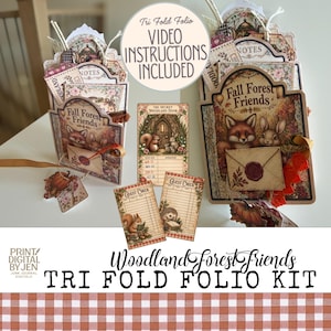 Puede incluir: Un kit de folio de tres pliegues Woodland Forest Friends con manualidades de papel que muestran zorros, conejos y erizos. El set incluye etiquetas, tarjetas de cuenta y una puerta secreta del bosque. Texto: Tri Fold Folio Video Instructions Included.