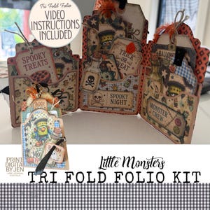 Op de afbeelding: Een drieluik folio-set met Halloween-thema papierknutselwerkjes, voorzien van illustraties van monsters, schedels en toverdrankflesjes. De set bevat labels met teksten zoals Spooky Treats, Trick or Treat, Spooky Night en Monster Crew, allemaal geaccentueerd met oranje en zwarte patronen en linten.