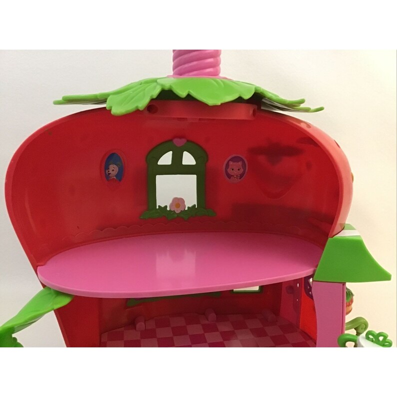 Strawberry Shortcake Whirly Bird Berry Cafe Bakery Playset 2008 Figures