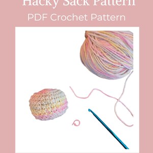 Puede incluir: Un hacky sack de ganchillo con colores pastel, un ovillo de lana, un ganchillo y un marcador de punto. El texto "Hacky Sack Pattern PDF Crochet Pattern" se muestra en la parte superior de la imagen.