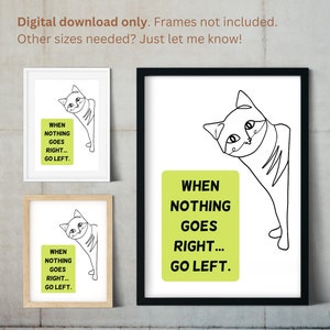 Könnte beinhalten: Ein druckbares Wandbild-Design mit einer schwarzen Linienzeichnung einer Katze, die über ein grünes Schild mit dem Text "Wenn nichts gut geht... geh nach links." schaut.