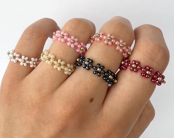 Anillos de flores lunares con cuentas