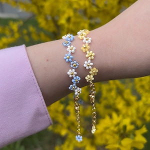 Flower bracelet in yellow, blue and white | Beaded daisy bracelet | Zig zag floral pattern