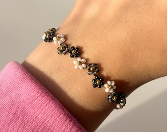 Beaded floral bracelet in black and white with gold clasp
