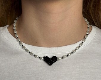 Elegante zilveren kralenketting met zwarte harthanger