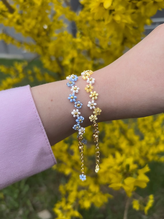 Flower Bracelet in Yellow, Blue and White Beaded Daisy Bracelet