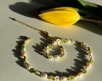 Flower beaded necklace with real pearls