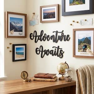 Avontuur wacht op houten muurbord, reisdecor, cadeau bergverkenner, verhuizen cursief hangende zin, reislustkunst
