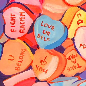 K&ouml;nnte beinhalten: Eine Sammlung herzf&ouml;rmiger S&uuml;&szlig;igkeiten mit verschiedenen Botschaften, die darauf gemalt sind, darunter "Fight Racism", "Love Ur Self", "U Belong", "Be Kind", "Take A Nap" und "I Love You".