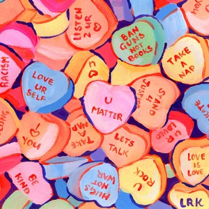 K&ouml;nnte beinhalten: Eine Sammlung bunter herzf&ouml;rmiger Bonbons mit verschiedenen Botschaften, die darauf gemalt sind, darunter "Love UR Self", "U Matter", "Fight Racism", "Take A Nap", "Be Kind", "Let's Talk", "Rock", "Love Is Love" und "Stand Up For Justice".