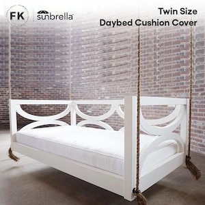 Peut inclure: Housse de coussin de lit d'appoint blanc avec un système de suspension en corde. Le lit d'appoint est suspendu au plafond et possède un cadre blanc avec un design décoratif. Le lit d'appoint est étiqueté "Twin Size Daybed Cushion Cover".
