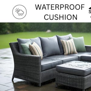 Può includere: Un divano angolare in vimini grigio con cuscini e un pouf abbinato. I cuscini sono impermeabili e il divano è all'aperto sotto la pioggia. Il testo "WATERPROOF CUSHION" e "sunbrella Outdoor Living" è visibile nell'immagine.
