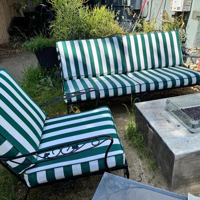 Kit coussin canevas Lapins au jardin | L'Atelier de Lucie