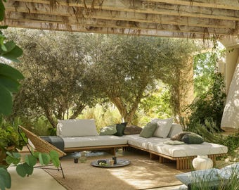 Peut inclure: Aménagement extérieur avec un canapé d'angle en bois, des coussins crème et des coussins décoratifs. Une chaise en osier, un plateau métallique rond et un tapis sont sur le patio. L'espace est entouré de verdure et d'arbres.